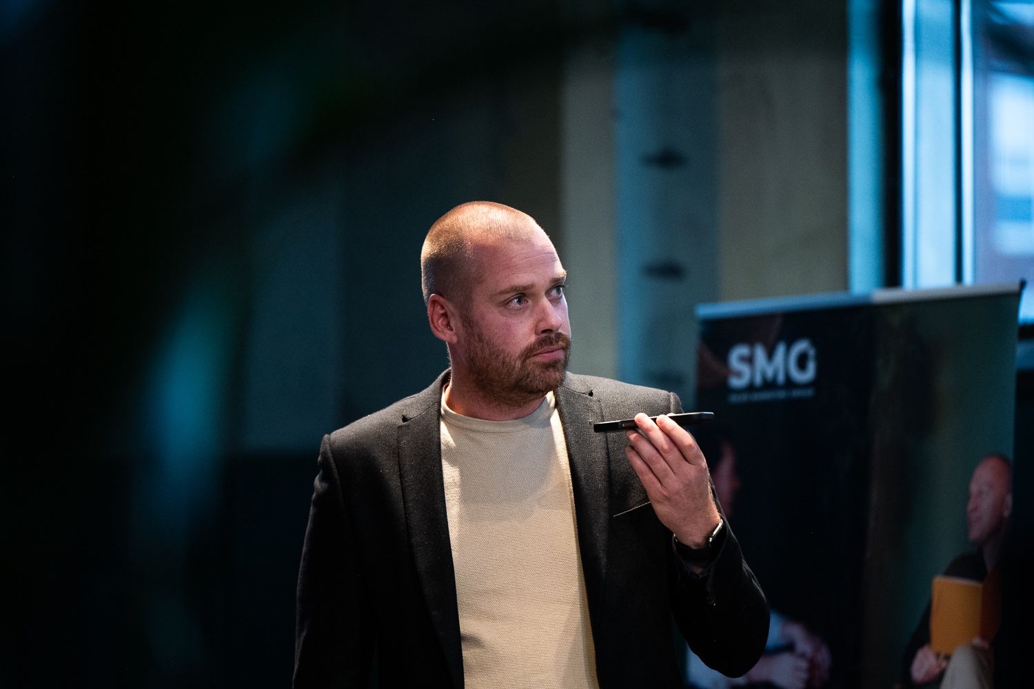 Robin van Veen listening to a question