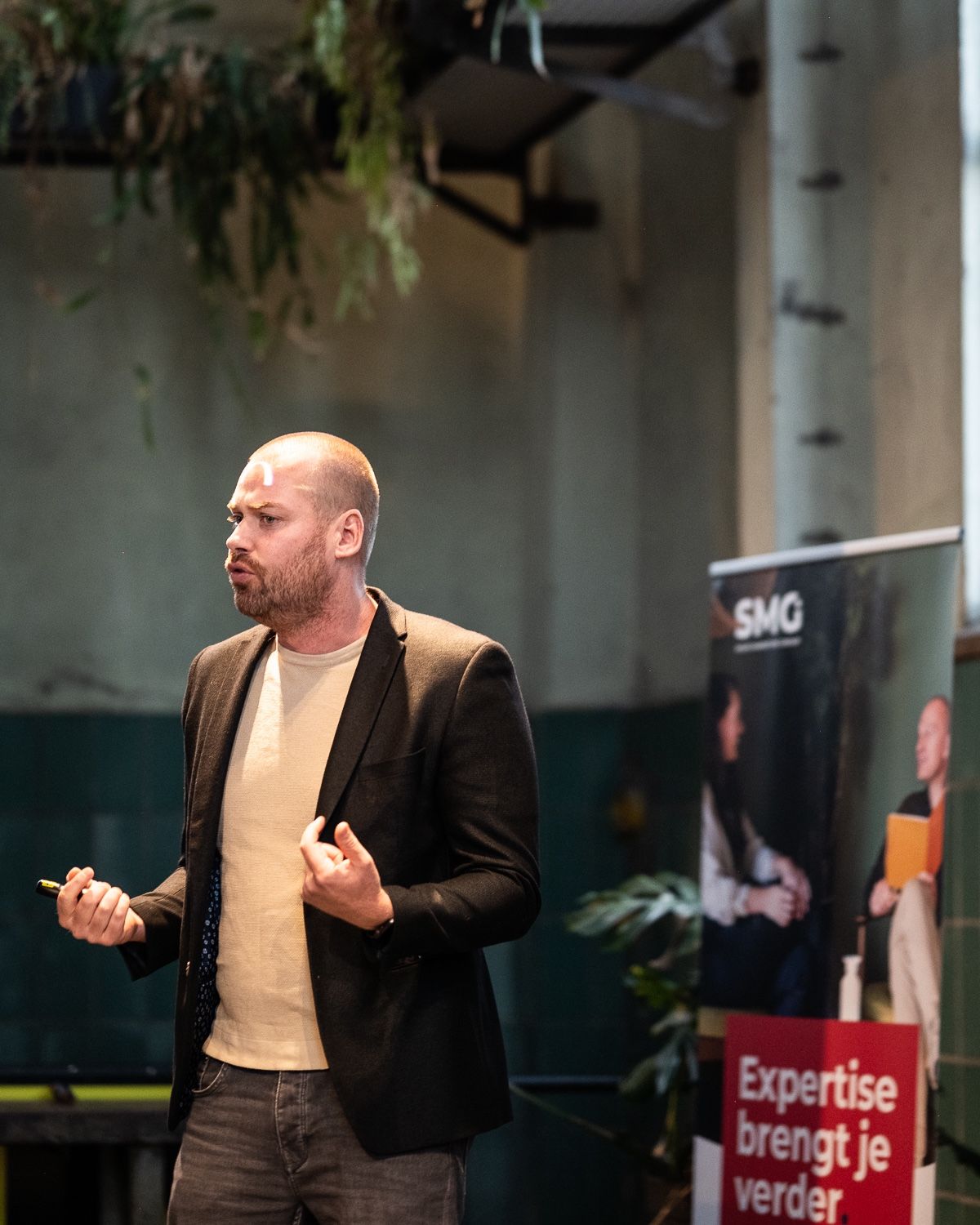 Robin van Veen speaking on stage