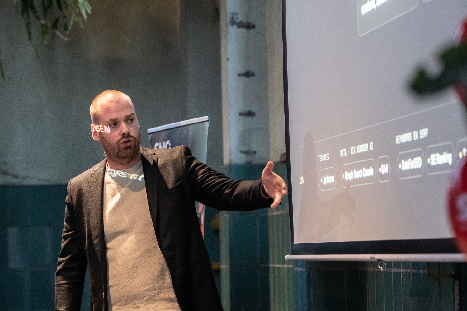 Robin van Veen explaining an AI workflow on stage