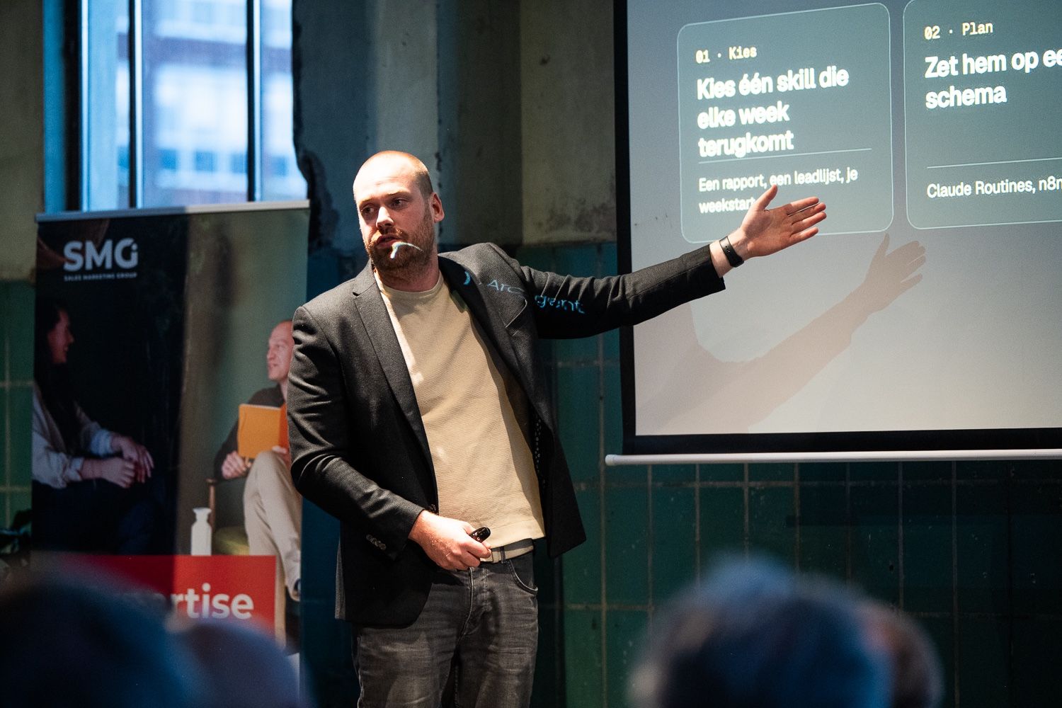 Robin van Veen pointing at a slide
